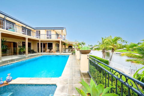 Benowa Bliss Retreat - Waterfront With Skyline Views - Southport Accommodation 3