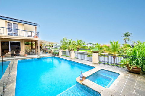 Benowa Bliss Retreat - Waterfront With Skyline Views - Southport Accommodation 4