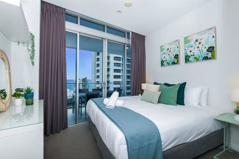 Bliss By The Ocean Beautiful Views, Walk To Beach! - Southport Accommodation 3