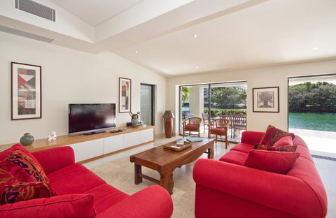 Canalfront Retreat, Private Jetty & Pool - Southport Accommodation 4