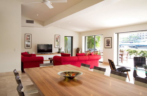 Canalfront Retreat, Private Jetty & Pool - Southport Accommodation 3