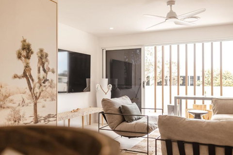 C & C By The Sea - Southport Accommodation 0