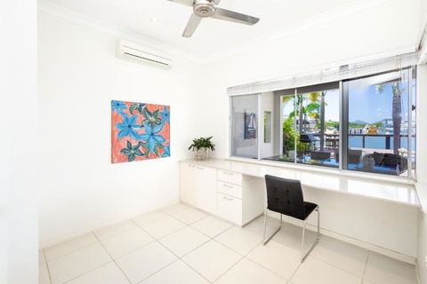 Cairns Beaches Home, Marina View, Sleeps 12 - Southport Accommodation 3
