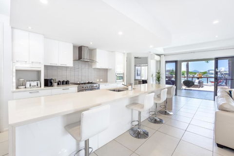 Cairns Beaches Home, Marina View, Sleeps 12 - Southport Accommodation 2