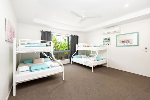 Cairns Beaches Home, Marina View, Sleeps 12 - Southport Accommodation 1