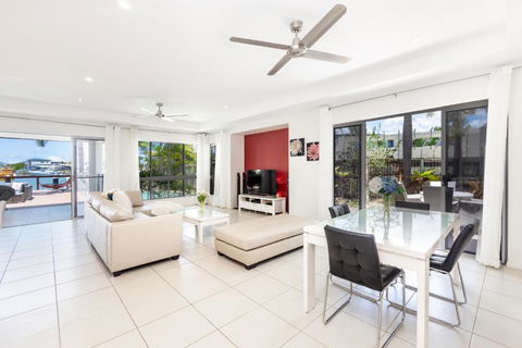 Cairns Beaches Home, Marina View, Sleeps 12 - Southport Accommodation 4