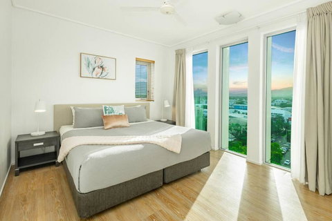 Cairns City & Ocean View, 1 BR Sleeps 4 Spacious Apt - Southport Accommodation 0
