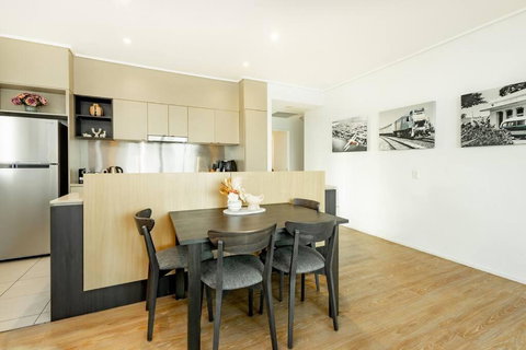 Cairns City & Ocean View, 1 BR Sleeps 4 Spacious Apt - Southport Accommodation 1