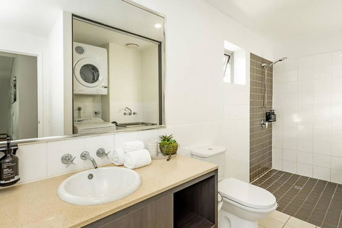 Cairns City & Ocean View, 1 BR Sleeps 4 Spacious Apt - Southport Accommodation 2