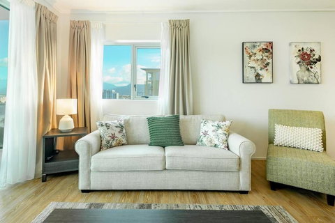 Cairns City & Ocean View, 1 BR Sleeps 4 Spacious Apt - Southport Accommodation 3