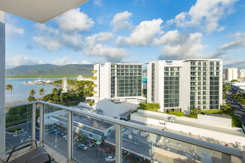 Cairns City & Ocean View, 1 BR Sleeps 4 Spacious Apt - Southport Accommodation 4