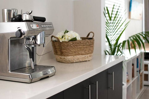 Callie Beach Escape - Beachside View, Family Friendly, Walk Everywhere - Southport Accommodation 3