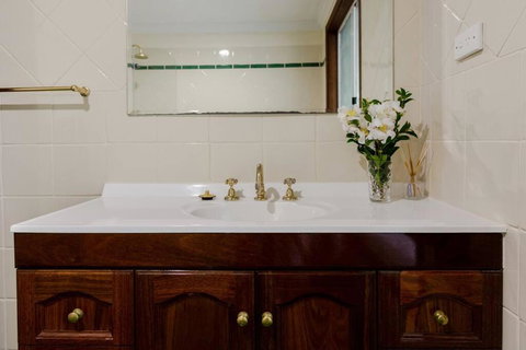 Camellia Cottage - Rustic Character Home 10 Minute Walk To The Centre Of Margs! - Southport Accommodation 1