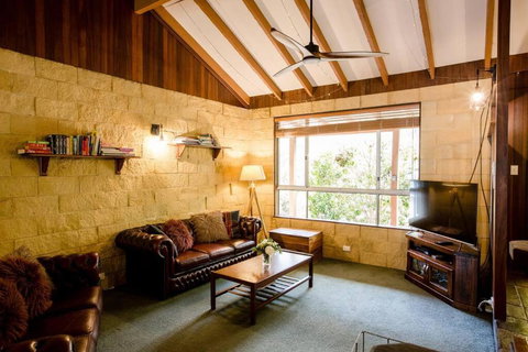 Camellia Cottage - Rustic Character Home 10 Minute Walk To The Centre Of Margs! - Southport Accommodation 2