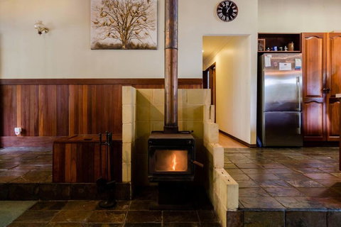 Camellia Cottage - Rustic Character Home 10 Minute Walk To The Centre Of Margs! - Southport Accommodation 3