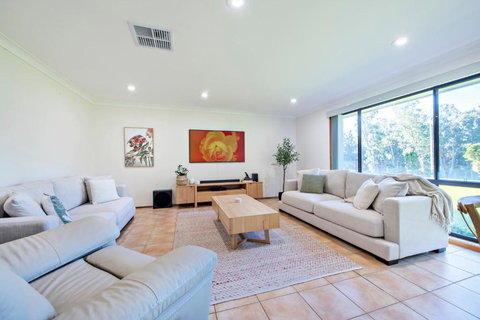 Cameron Glen - Rural Entertainer, Tennis Court - Southport Accommodation 1