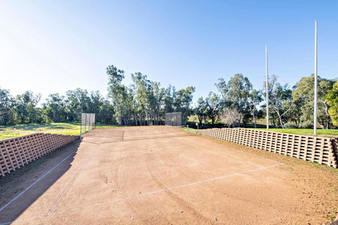 Cameron Glen - Rural Entertainer, Tennis Court - Southport Accommodation 3