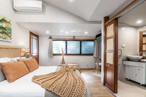 Cape Byron Suite 2, 3 With Private Lounge - Southport Accommodation 3