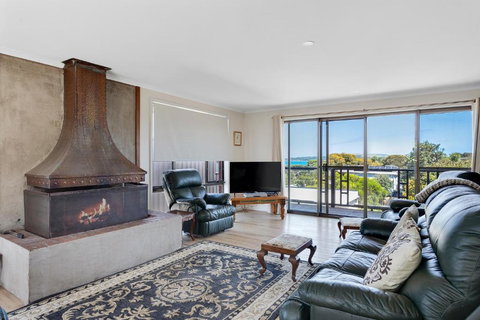 Cape Views Retreat By Ready Set Stay - BYO LINEN & TOWELS - Southport Accommodation 1