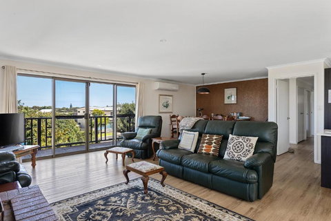 Cape Views Retreat By Ready Set Stay - BYO LINEN & TOWELS - Southport Accommodation 2