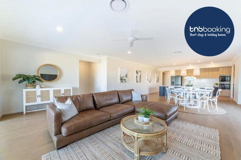 Capri Waterfront Resort 5BR Waterfront Heated Pool - Southport Accommodation 0