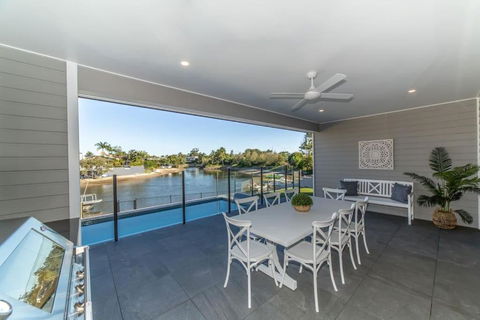 Capri Waterfront Resort 5BR Waterfront Heated Pool - Southport Accommodation 3