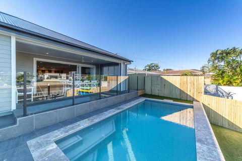 Capri Waterfront Resort 5BR Waterfront Heated Pool - Southport Accommodation 1