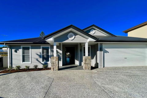 Capri Waterfront Resort 5BR Waterfront Heated Pool - Southport Accommodation 4