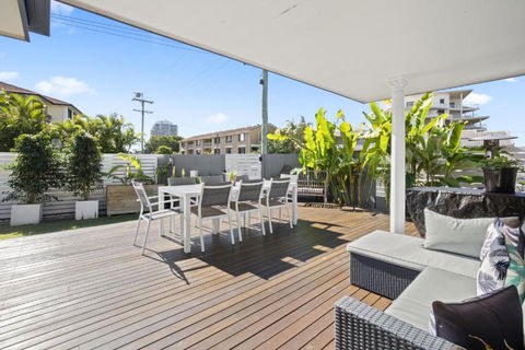 CARAVAN, BOAT & PET Friendly - RIGHT ON THE BORDER - Southport Accommodation 0