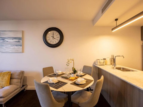 CBD 3B2B Suite Near Everything With Parking And Balcony - Southport Accommodation 3