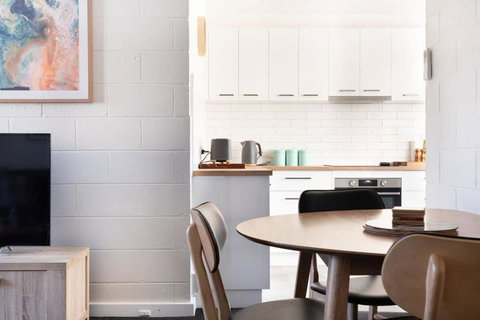 CBD Apartment By The Park: WiFi & Parking - Southport Accommodation 1