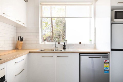 CBD Apartment By The Park: WiFi & Parking - Southport Accommodation 3