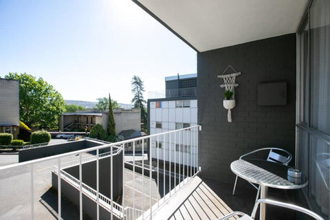 CBD Apartment By The Park: WiFi & Parking - Southport Accommodation 2