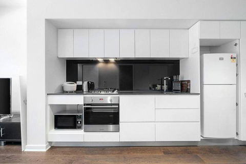 CBD Serenity With Luxury Rooftop Pool And Parking - Southport Accommodation 2