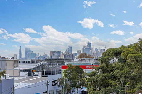 CITY VIEW-Vivid Condo In Mascot - Southport Accommodation 0