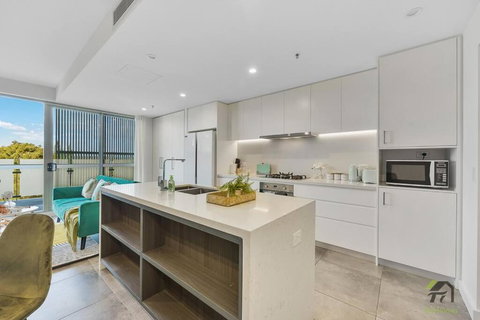 CITY VIEW-Vivid Condo In Mascot - Southport Accommodation 1