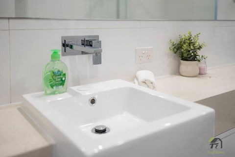 CITY VIEW-Vivid Condo In Mascot - Southport Accommodation 2