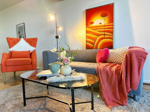 CR1606-2 BATH 2 BR Stylish Apt Close To Crown With Parking - Southport Accommodation 0