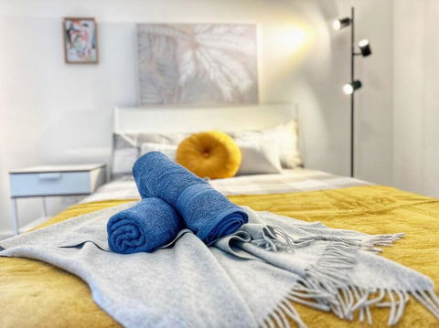 CR1606-2 BATH 2 BR Stylish Apt Close To Crown With Parking - Southport Accommodation 2