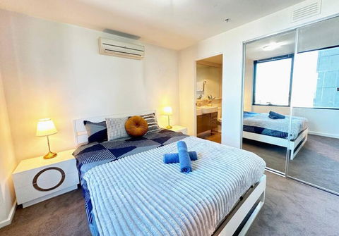 CR1606-2 BATH 2 BR Stylish Apt Close To Crown With Parking - Southport Accommodation 1