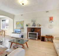 4 MONTROSE AVE - retro home in the heart of town - Southport Accommodation