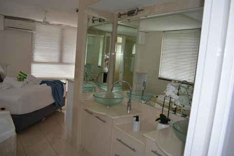 5,  Apartment On The Esplanade - Accommodation Southport 3