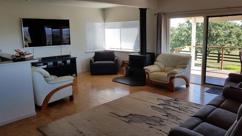 505 CONROD STRAIGHT MOUNT PANORAMA - Southport Accommodation 3