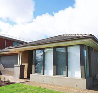 5Bed 2Bath Family House in Werribee - Southport Accommodation