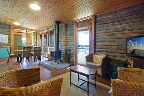98 Ocean Parade - Rustic Log Cabin - Southport Accommodation 2