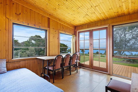 98 Ocean Parade - Rustic Log Cabin - Southport Accommodation 3