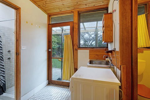 98 Ocean Parade - Rustic Log Cabin - Southport Accommodation 1