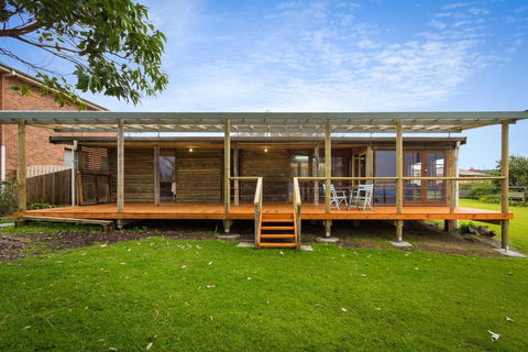 98 Ocean Parade - Rustic Log Cabin - Southport Accommodation 0
