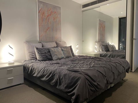 @Realm Modern Executive Apartment, 1BR, Wine, WiFi, Secure Parking, Canberra - Southport Accommodation 2