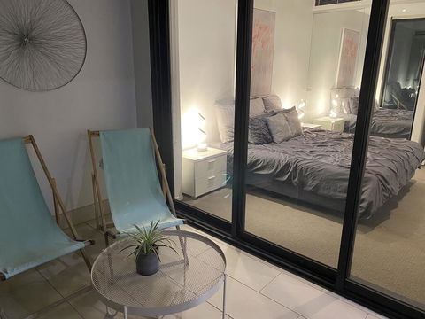 @Realm Modern Executive Apartment, 1BR, Wine, WiFi, Secure Parking, Canberra - Southport Accommodation 1